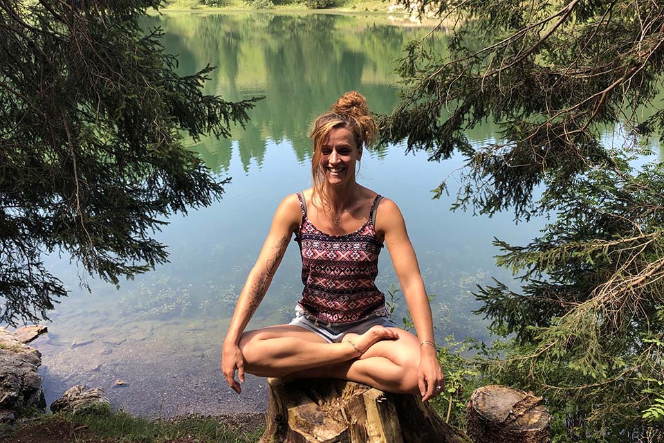 Séjours sportifs et bien-être-Femme en position de méditation qui sourit yoga