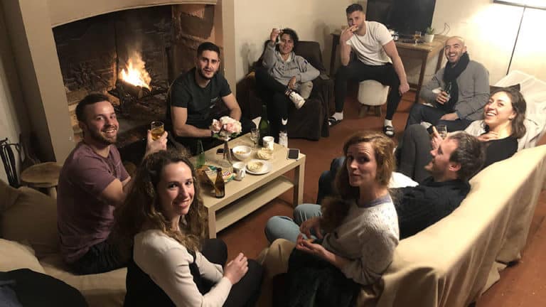 Groupe au bord du feu en Normandie