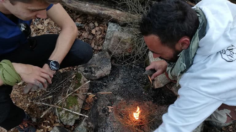 Niko Wild Exploration fait la feu