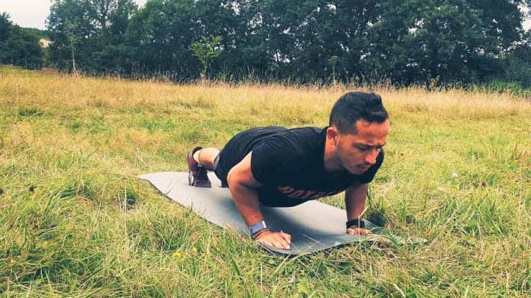 séjour sportif pour adulte homme qui fait des pompes dans la nature