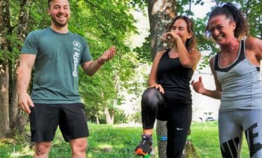 Groupe de personnes rire slackline