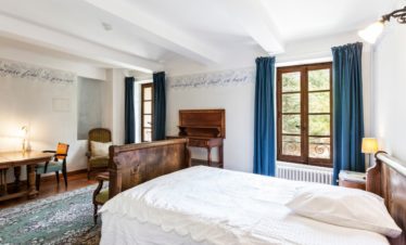 Chambre lumineuse avec rideaux bleus