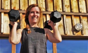 Chartreuse - CrossFit Dumbbell push press femme de face sourire