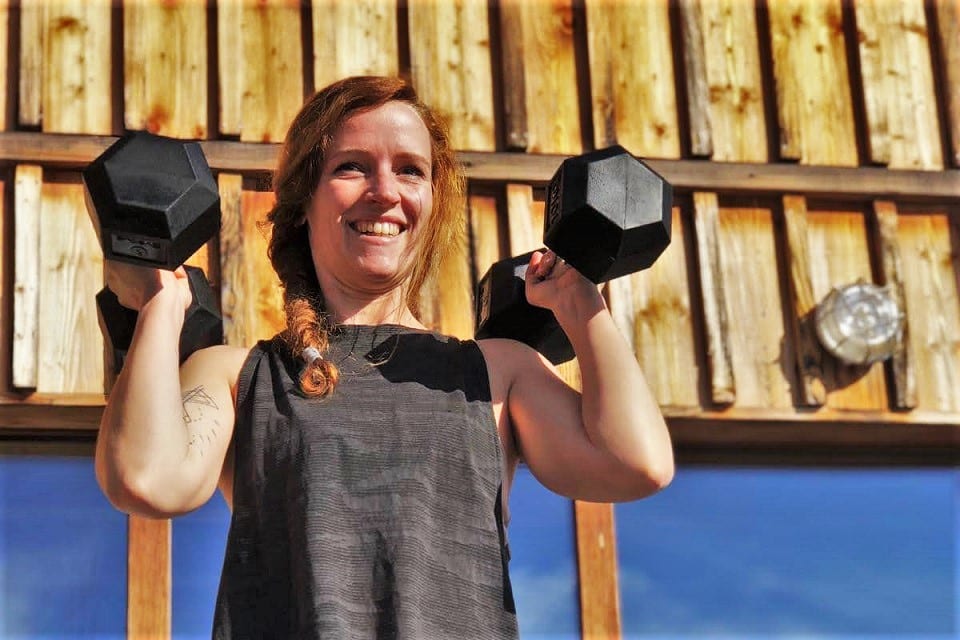 Chartreuse - CrossFit Dumbbell push press femme de face sourire