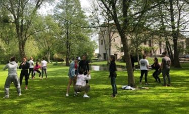 groupe de sportif entrainement dans un parc