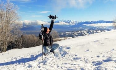 Homme dans la neige CrossFit Overhead squat