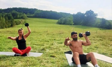 séjour crossfit 2 personnes renforcement musculaire dans un pré avec des haltères