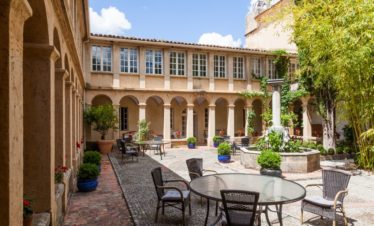 table dans le cloitre d'un monastère