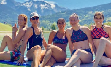5 femmes sur un paddle en maillot de bain devant le mont blanc