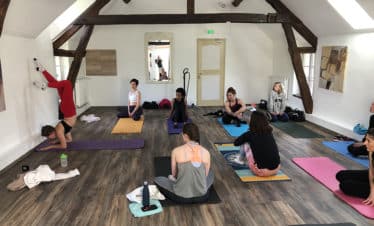 groupe de femmes dans une salle en entrainement en pole camp
