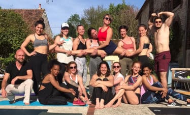 Groupe de femmes en pole camp