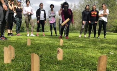 Jeu de molky à l'aveugle en pole camp