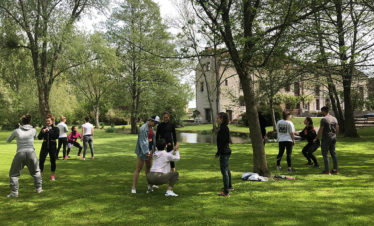 groupe de femmes dans un jardin verdoyant en pole camp