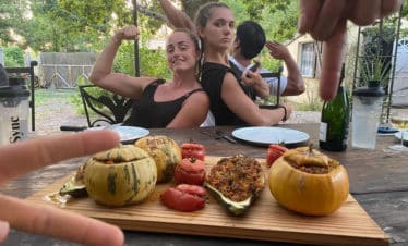 femme_devant_courges_farcies