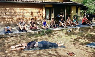 groupe_adultes_etirements_camp_sportif