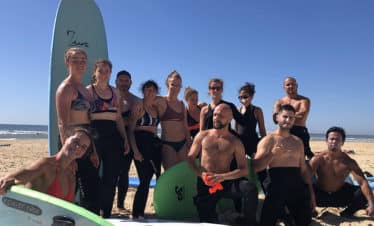 groupe_adultes_plage_planche_de_surf_camp_sportif
