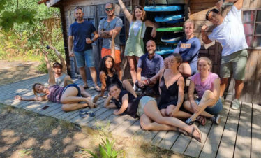 groupe_adultes_sportifs_devant_cabane_surf