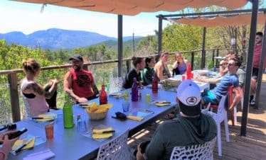 Repas terrasse soleil séjour crossfit en famille