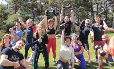groupe de sportifs avec des dumbbells