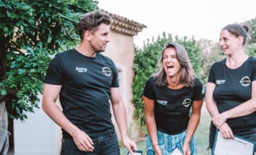 Remise des prix S-Camp Aloha avec femme qui rigole