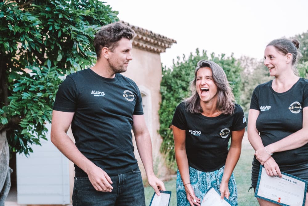 Remise des prix S-Camp Aloha avec femme qui rigole