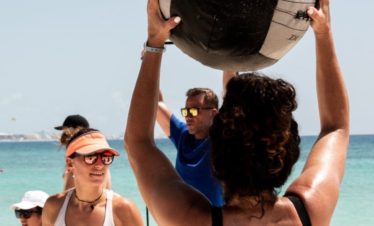 Groupe de sportif en vacances en Espagne avec wall ball au dessus de la tête
