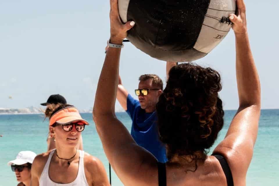 Groupe de sportif en vacances en Espagne avec wall ball au dessus de la tête