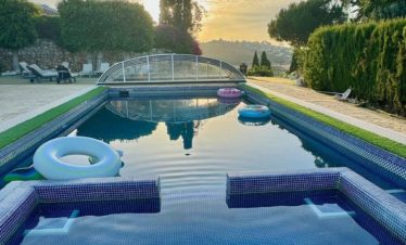 Piscine au coucher de soleil dans une villa à Marbella