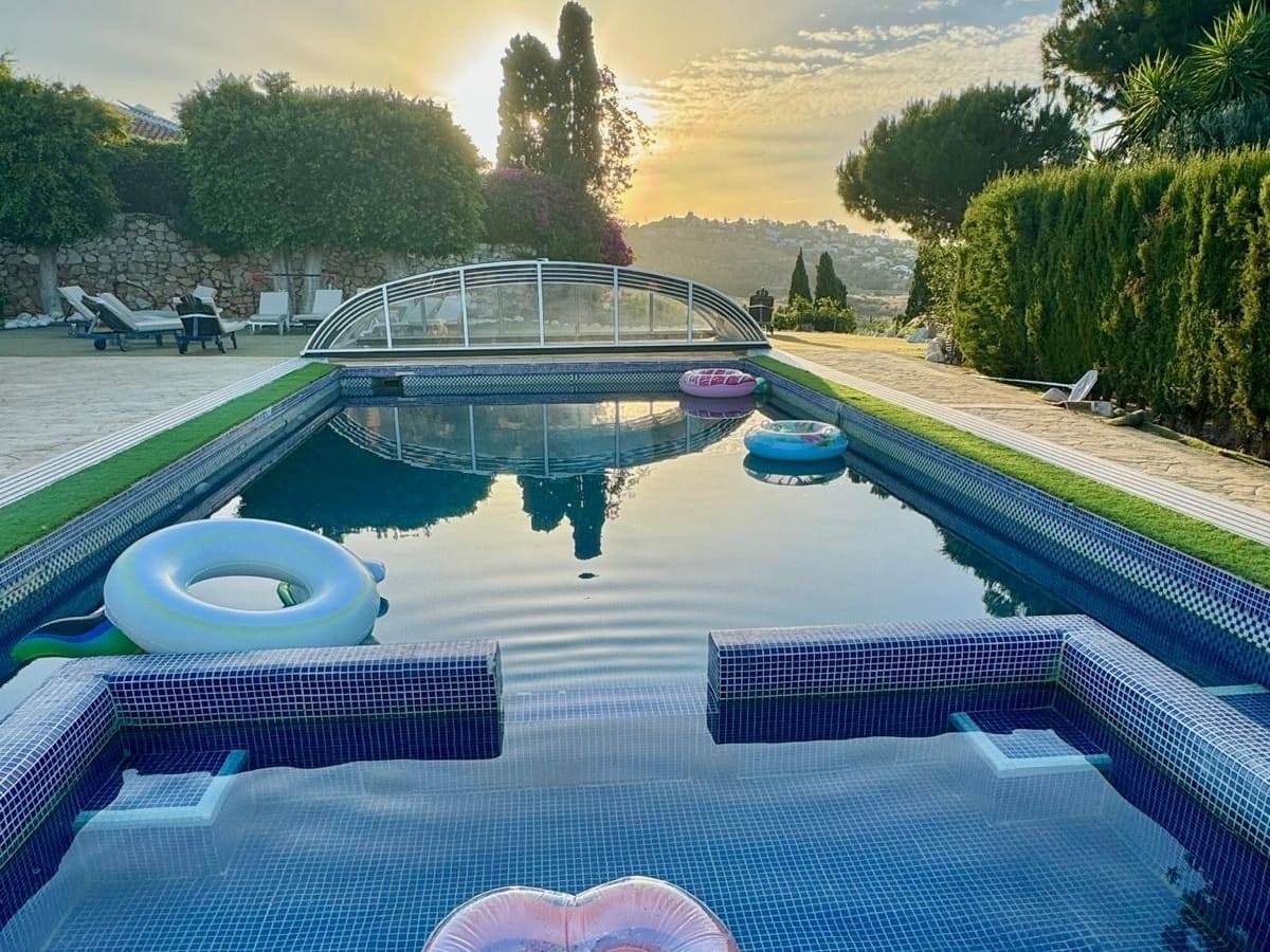Piscine au coucher de soleil dans une villa à Marbella