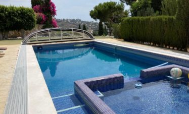 Piscine dans une villa spécial pour séjours sportifs en Espagne