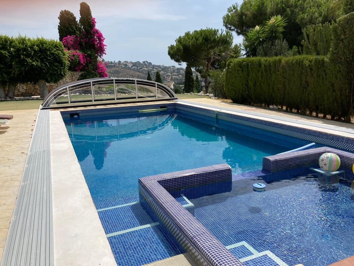 Piscine dans une villa spécial pour séjours sportifs en Espagne